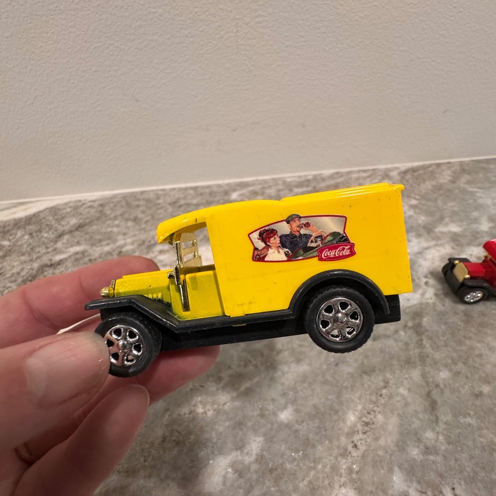 Coca-Cola Vintage Diecast Delivery Truck Set of 3 Red White Yellow Santa Claus - Picture 2 of 4